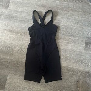 ALO YOGA Super cool jumpsuit!
XS